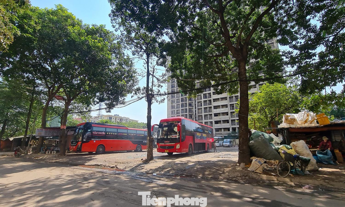 Khu vực ngay cạnh tòa nhà bỏ hoang được tận dụng làm bãi xe tạm, nơi rửa xe...