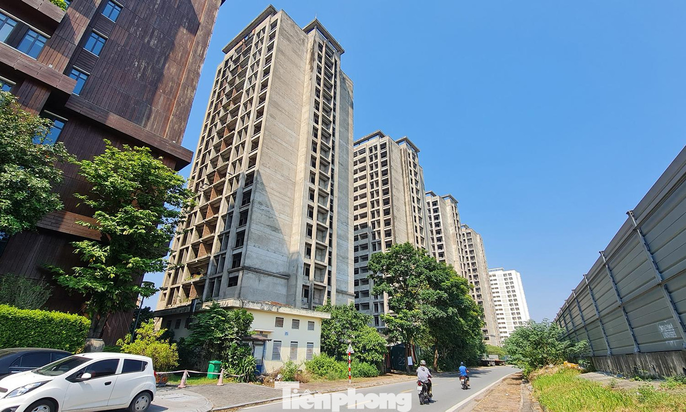 4 khối nhà tại khu Ký túc xá Pháp Vân - Tứ Hiệp đã xây xong phần thô nằm trơ khung nhiều năm nay.