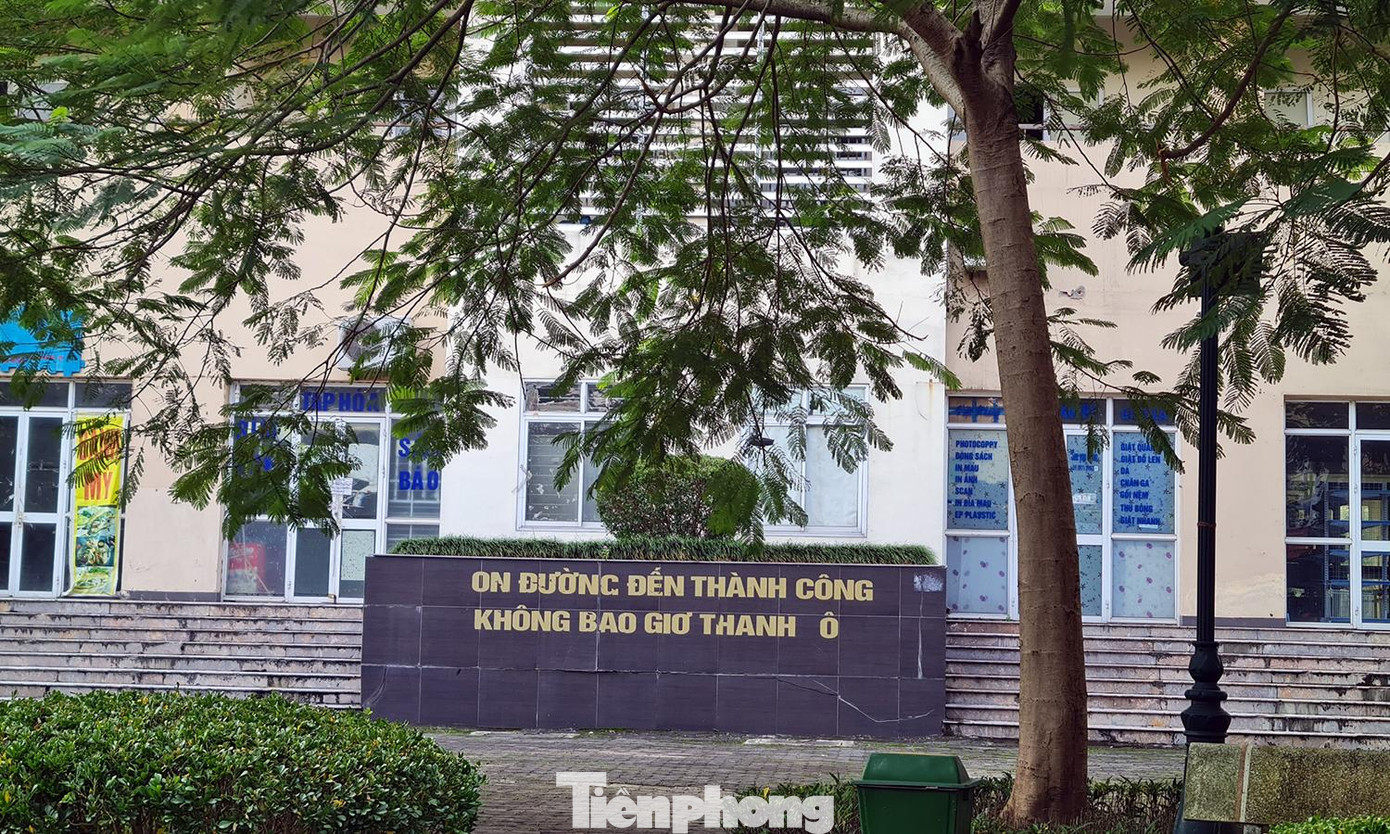 Những dòng chữ không còn nguyên vẹn bên trong khu ký túc xá.