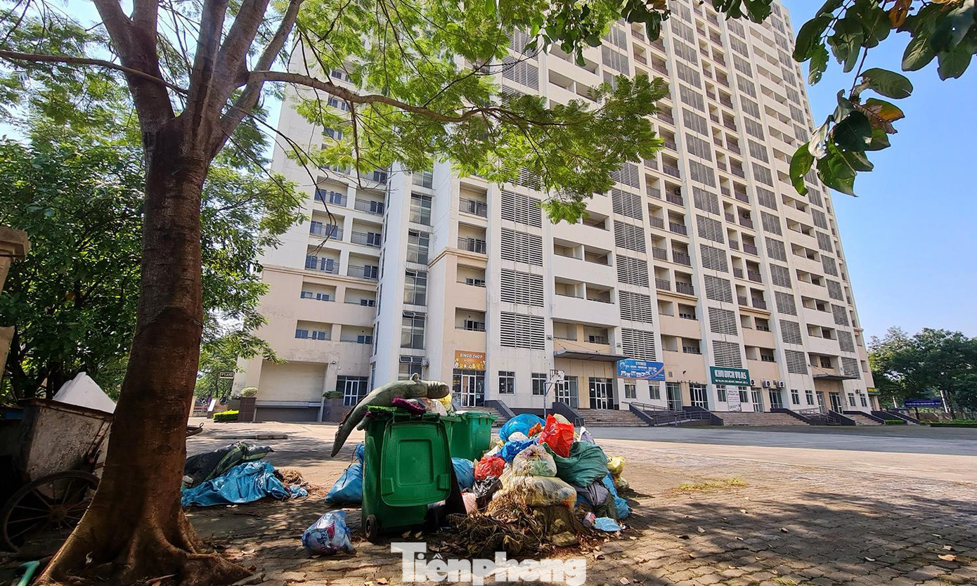 Tuy nhiên, theo ghi nhận, dù nằm ở vị trí khá thuận lợi, gần các trục đường lớn, cửa ngõ thành phố, nhưng lượng sinh viên đến đây ở vẫn thưa thớt, nhiều phòng để trống. Thậm chí, có khu ký túc xá đang xuống cấp nghiêm trọng giống như những khu “ổ chuột”.