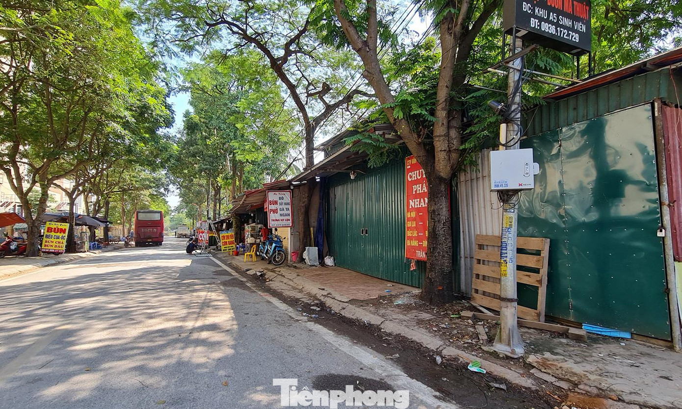Nằm cận kề ký túc xá cũng tồn tại nhiều ô đất được dựng lều lán để kinh doanh, bãi xe, gara ôtô, quán ăn... khiến cho khu vực này trở nên lộn xộn, nhếch nhác và tiềm ẩn nguy cơ mất an toàn PCCC.