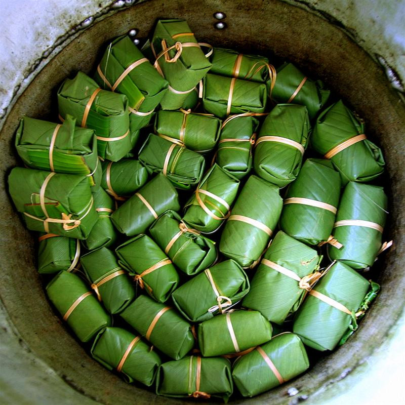 Sắp bánh vào thùng chuẩn bị luộc