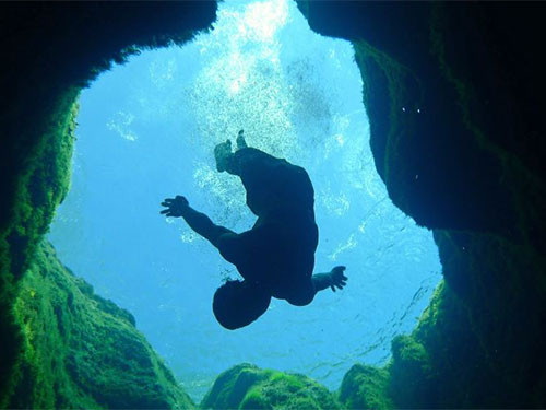 Miệng hố rộng khoảng 4 m... Ảnh: Hot Spot Media