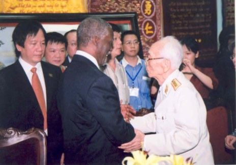 Cựu tổng thống Nam Phi Thabo Mbeki thăm đại tướng Võ Nguyên Giáp trong chuyến công du tới Việt Nam tháng 5/2007. Mbeki từng nói rằng khi ông còn nhỏ, tướng Giáp chính là thần tượng của ông. Ảnh: Tạp chí cộng sản. Bài viết: http://news.zing.vn/Tuong-Giap-va-nhung-lan-gap-lanh-dao-the-gioi-post357911.html#home_featured.tinnong Nguồn Zing News 