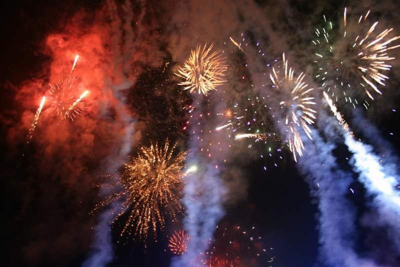 Đoàn du thuyền xếp hàng cổ vũ Carnaval. Vũ công khoe sắc. Ảnh : BK-TD Vũ công làm duyên trước ống kính. Ảnh : BK-TD Đi cà kheo Vũ điệu cháy bỏng Carnaval Hàng vạn khán giả chào đón Carnaval. Ảnh : BK-TD Màn pháo hoa rực rỡ kết thúc lễ hội. Ảnh : BK-TD