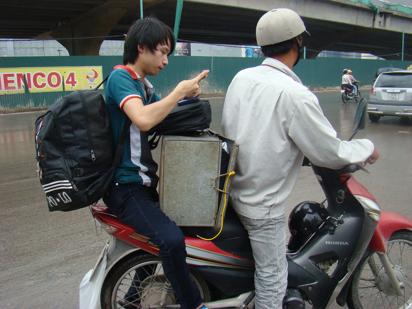 Sĩ tử đổ về Hà Nội dự thi khiến phòng trọ đua nhau tăng giá