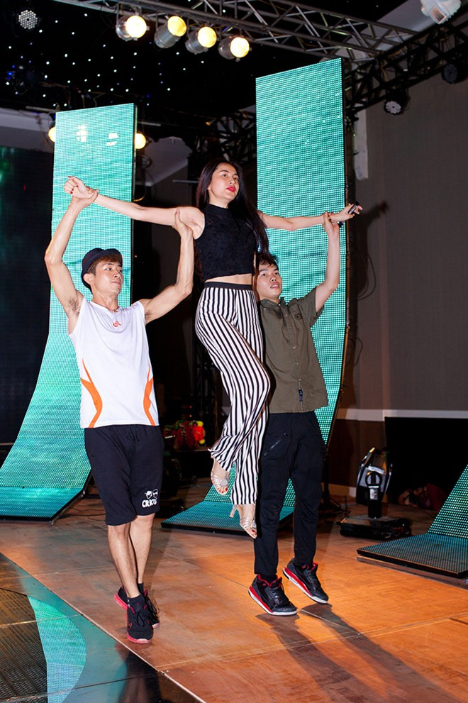 Ngoài tiết mục Nắng xuân hồng, trong Hương sắc Tết Việt lần này Thủy Tiên còn có sự kết hợp đặc biệt cùng Hồ Ngọc Hà và Minh Hằng