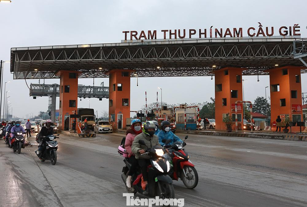 Do 3 cửa thu phí không xả trạm, lượng xe ùn tắc kéo dài 15km từ TP Phủ Lý cho đến trạm thu phí Nam Cầu Giẽ.