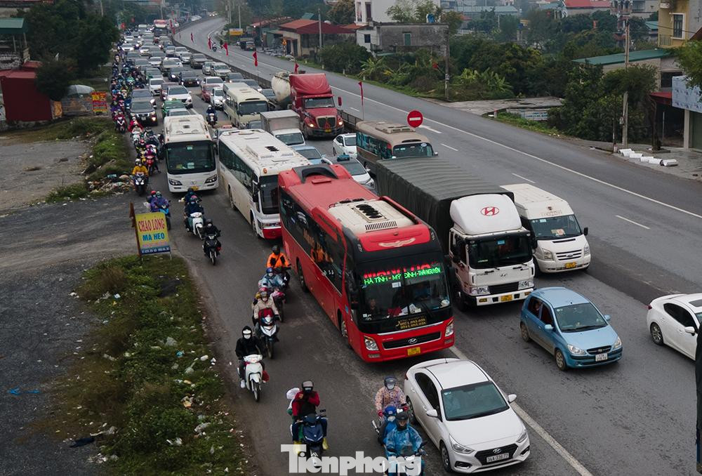 Khoảng 15h30, đoạn quốc lộ 1A cũ qua địa bàn huyện Thanh Liêm - thành phố Phủ Lý hướng đi Hà Nội, đã xảy ra ùn tắc kéo dài.