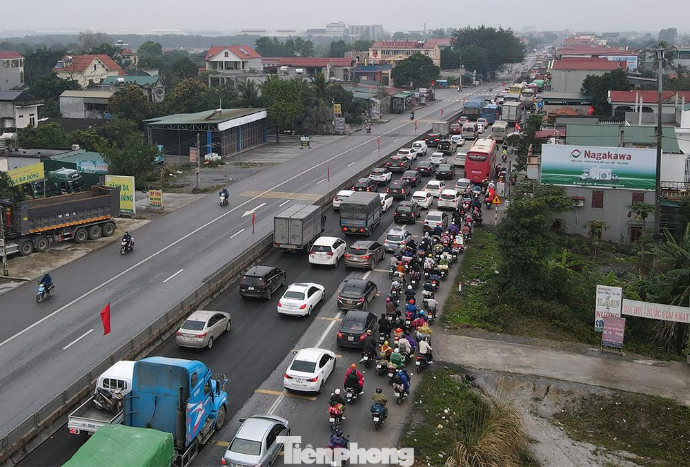 Lực lượng cảnh sát giao thông phân luồng tại ngã tư đi Nam Định QL21