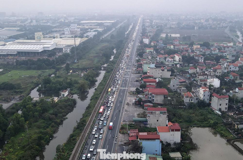 Trên đường quốc lộ 1A cũ dòng xe di chuyển rất chậm