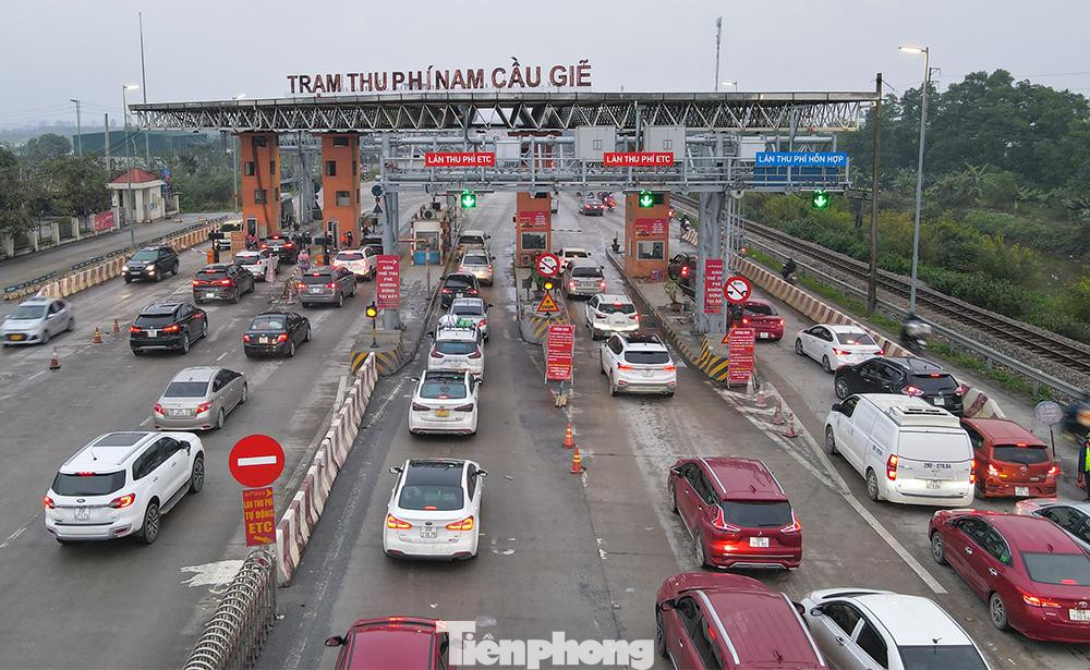 Lượng xe đổ dồn về quá đông khiến cơ quan chức năng phải mở thêm 2 làn thu phí để giảm ách tắc