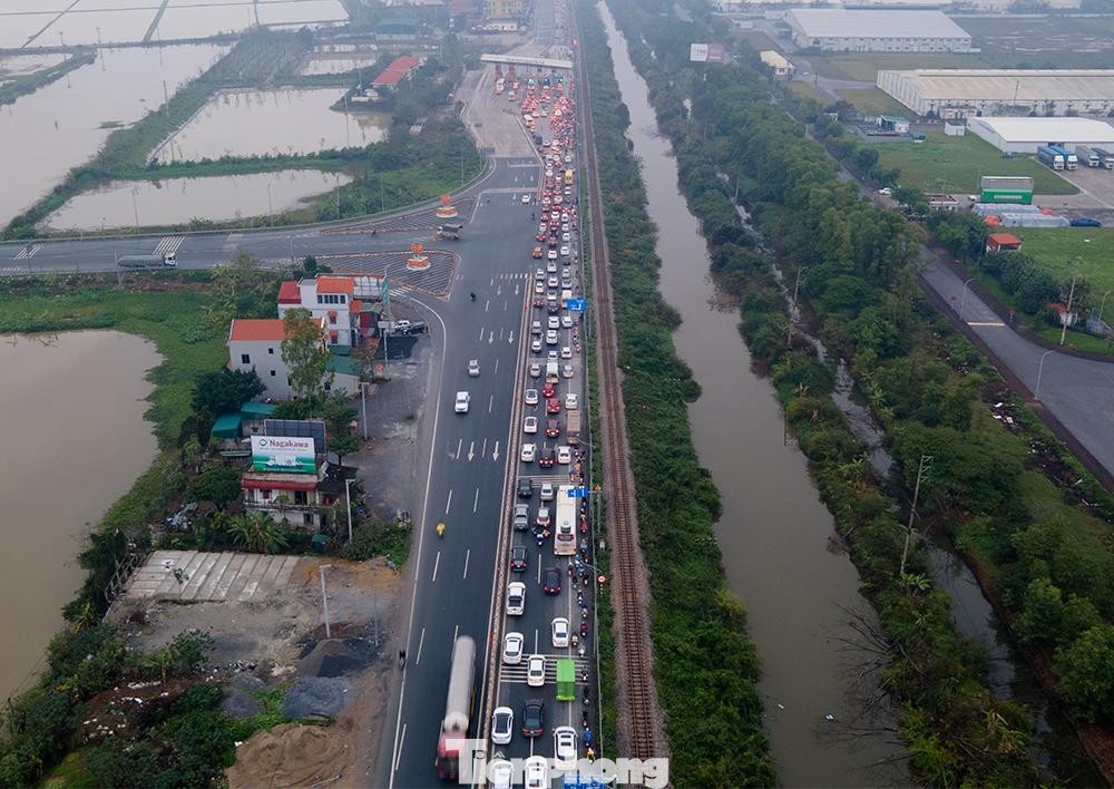 Lực lượng CSGT phân luồng tránh ô tô vào cao tốc Pháp Vân - Cầu Giẽ nên lượng xe đổ về QL 1A cũ ùn tắc kéo dài