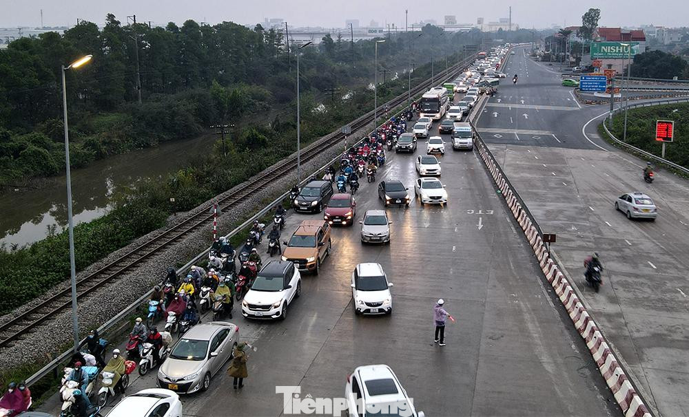 Toàn cảnh nhìn từ trạm thu phí hướng về TP Phủ Lý.