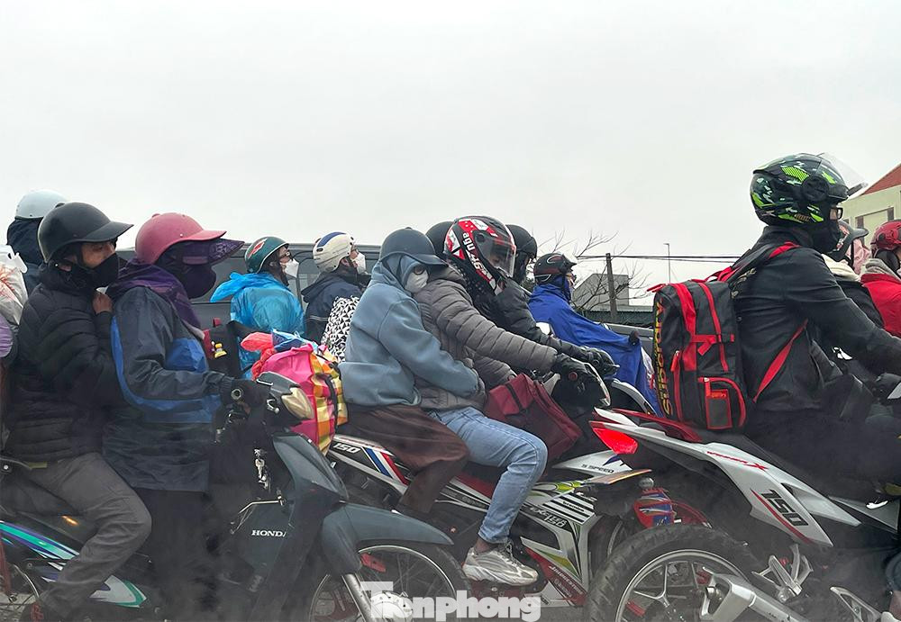 Người dân từ các tỉnh: Thanh Hoá, Ninh Bình, Nam Định, Thái Bình... đổ về Thủ đô sau kỳ nghỉ Tết Nguyên đán kéo dài 9 ngày.