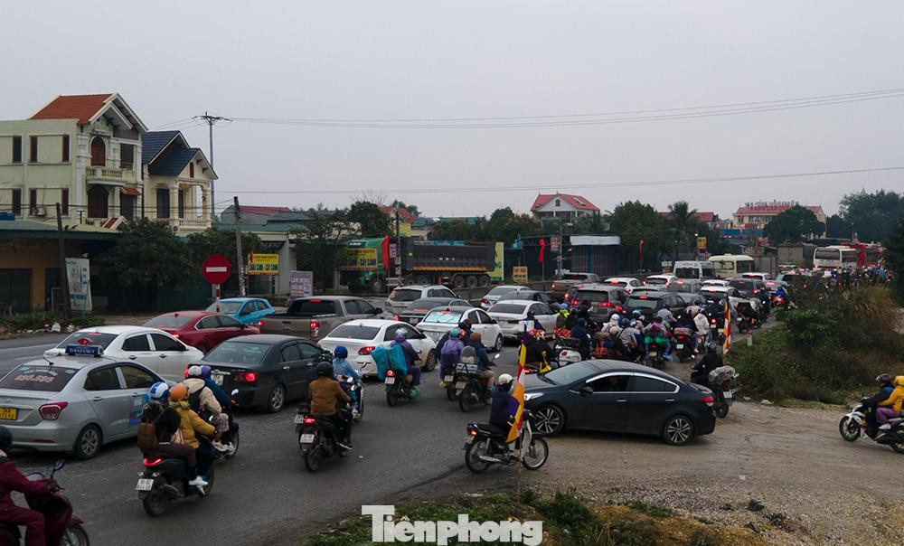 Chiều mùng 6 Tết Nhâm Dần (6/2), người dân các tỉnh: Thanh Hoá, Thái Bình, Nam Định, Hà Nam, Hưng Yên, Ninh Bình... trở lại Thủ đô Hà Nội khiến nhiều tuyến đường trở nên quá tải.
