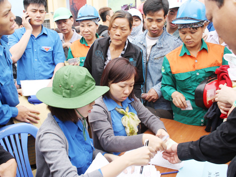 Đổi mũ bảo hiểm đạt chuẩn cho đoàn viên thanh niên và người dân