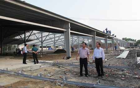 Tổng Giám đốc TCT Bảo hiểm Xuân Thành - Ông Nguyễn Văn Dũng (bên phải) trực tiếp làm việc với Chủ tịch HĐQT Công ty Hà Phong