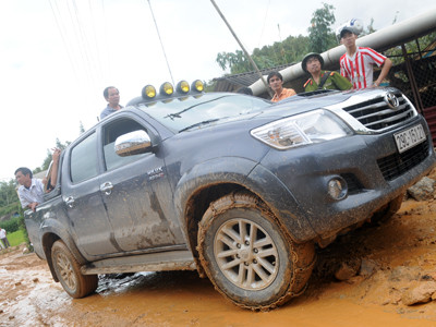 Chỉ có những chiếc ô tô trang bị dây xích tạo độ bám mới có thể vượt qua cung đường lầy lội