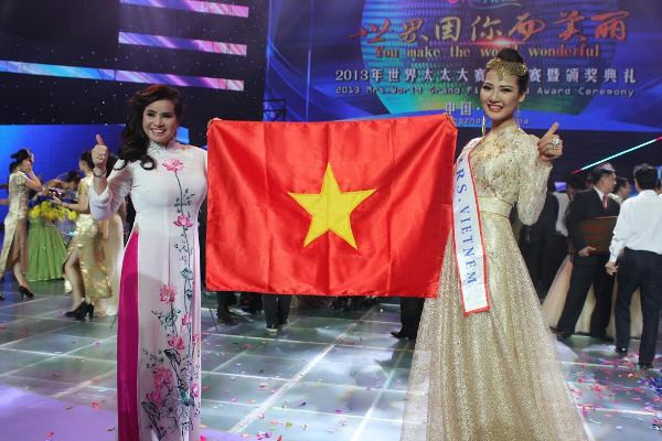 Trần Thị Quỳnh chụp ảnh cùng bà Kim Hồng. Trần Thị Quỳnh chụp ảnh cùng bà Kim Hồng