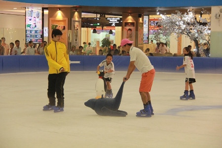 “Ông bầu” Xuân Bắc và các “cầu thủ nhí” rất thích thú với môn thể thao chỉ có ở xứ lạnh này