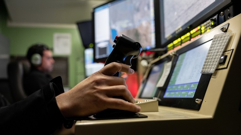 Một phi công lái UAV của Mỹ điều khiển một chiếc MQ-9. Ảnh: Getty Images Một phi công lái UAV của Mỹ điều khiển một chiếc MQ-9. Ảnh: Getty Images