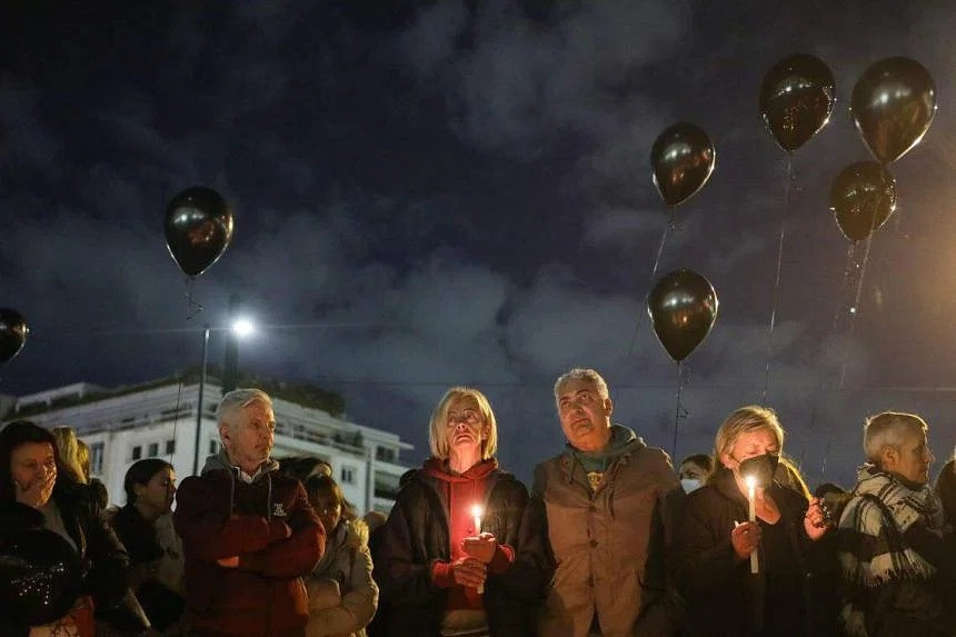 Hoạt động tưởng nhớ các nạn nhân của vụ tai nạn ở Athens (Hy Lạp). Ảnh: EPA-EFE