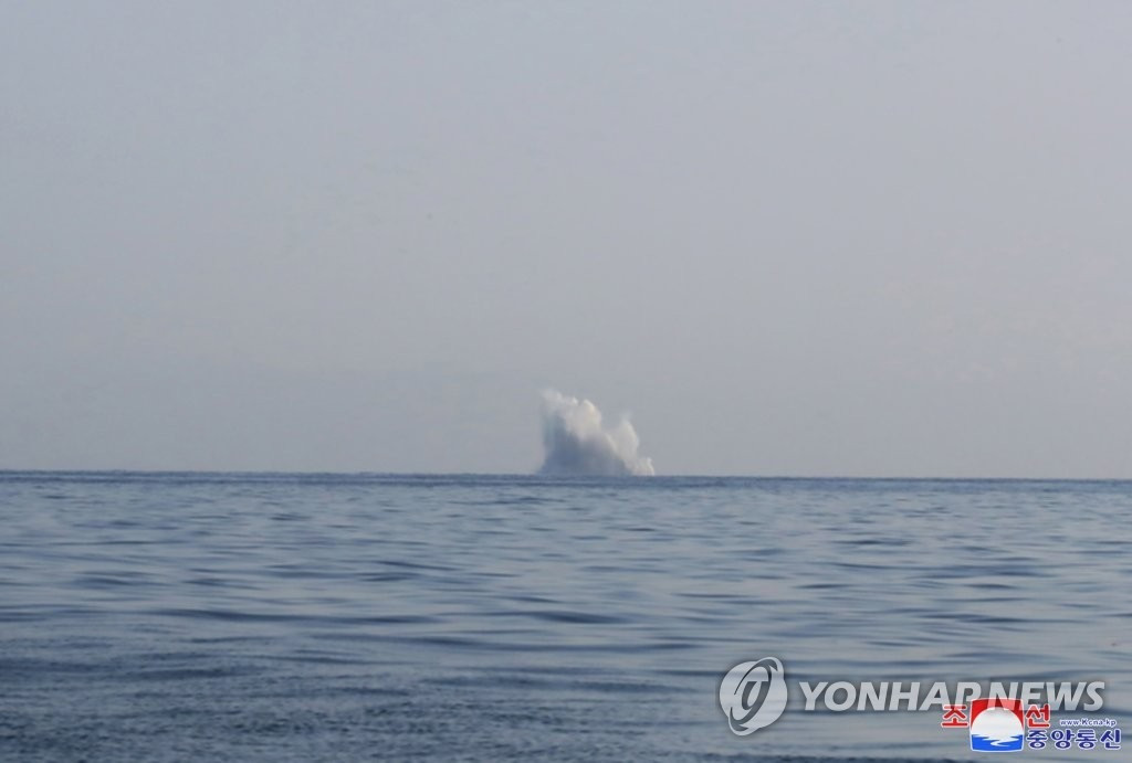 Hình ảnh vũ khí không người lái tấn công dưới nước chạm đến mục tiêu ngoài khơi huyện Hwadae (tỉnh Bắc Hamgyong). Ảnh: Yonhap