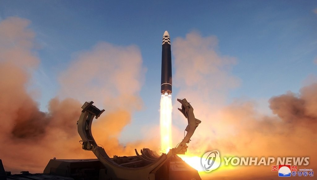 ICBM Hwasong-17 rời bệ phóng. Ảnh: Yonhap