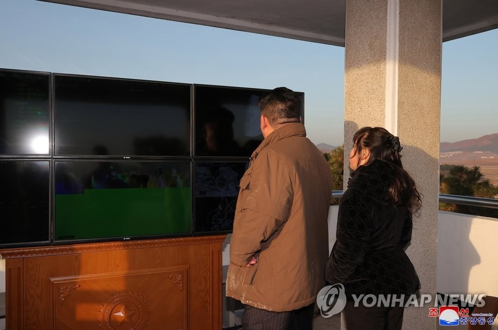 Ông Kim và con gái. Ảnh: Yonhap