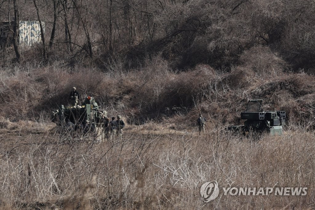 Xe bọc thép của Hàn Quốc túc trực tại thị trấn biên giới Paju, cách Seoul 30 km về phía bắc. Ảnh: Yonhap