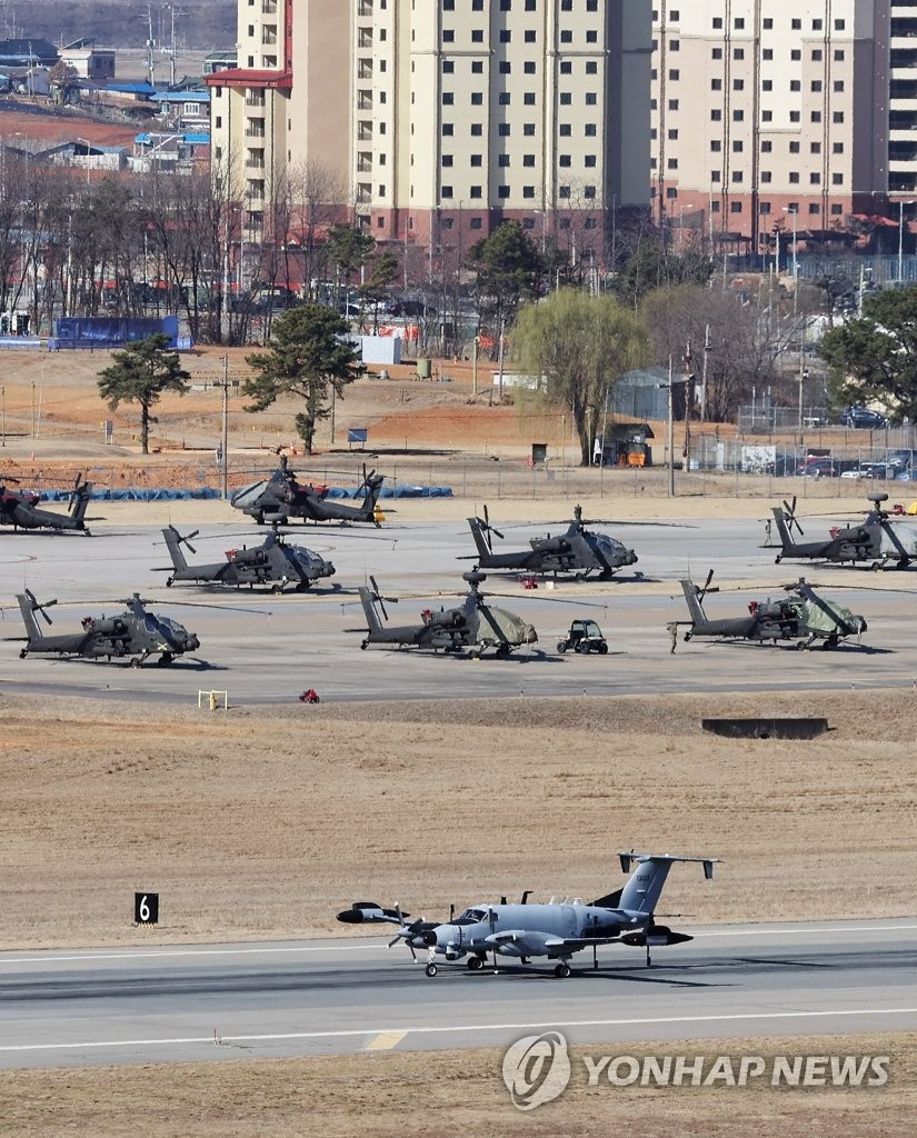 Máy bay thu thập dữ liệu tình báo RC-12X Guardrail đi trên đường băng ở Camp Humphreys. Ảnh: Yonhap