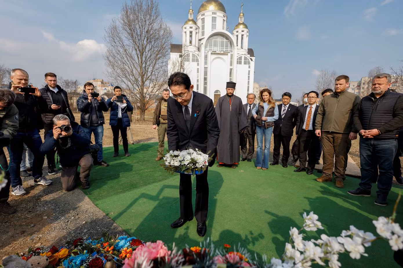 Thủ tướng Kishida thăm thị trấn Bucha. Ảnh: Reuters