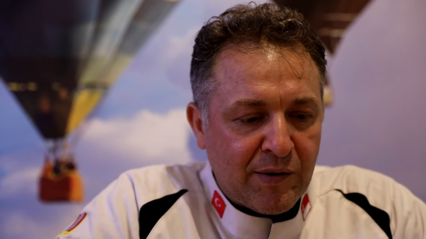 Đầu bếp Ahmet đau đớn khi mất hơn 120 thân nhân. Đầu bếp Ahmet đau đớn khi mất hơn 120 thân nhân.