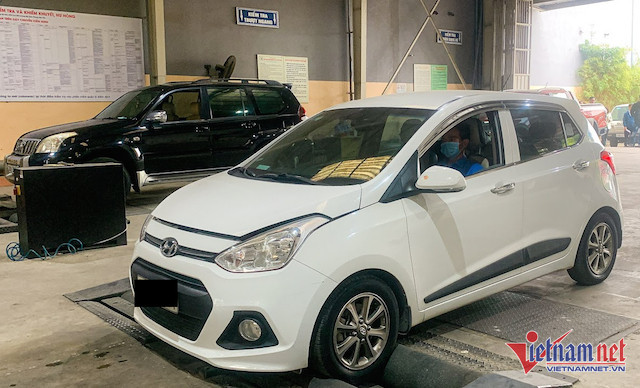 Giá dịch vụ trông xe, xếp hàng đi đăng kiểm lên tới 2 triệu/ngày. Giá dịch vụ trông xe, xếp hàng đi đăng kiểm lên tới 2 triệu/ngày.