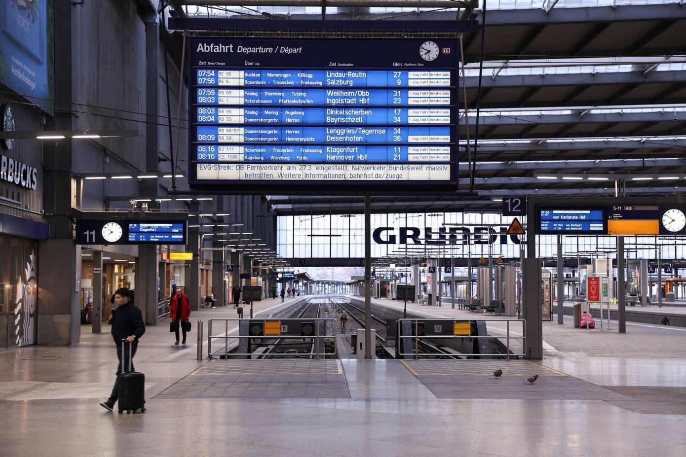 Cảnh vắng vẻ tại nhà ga chính của Munich. Ảnh: Reuters