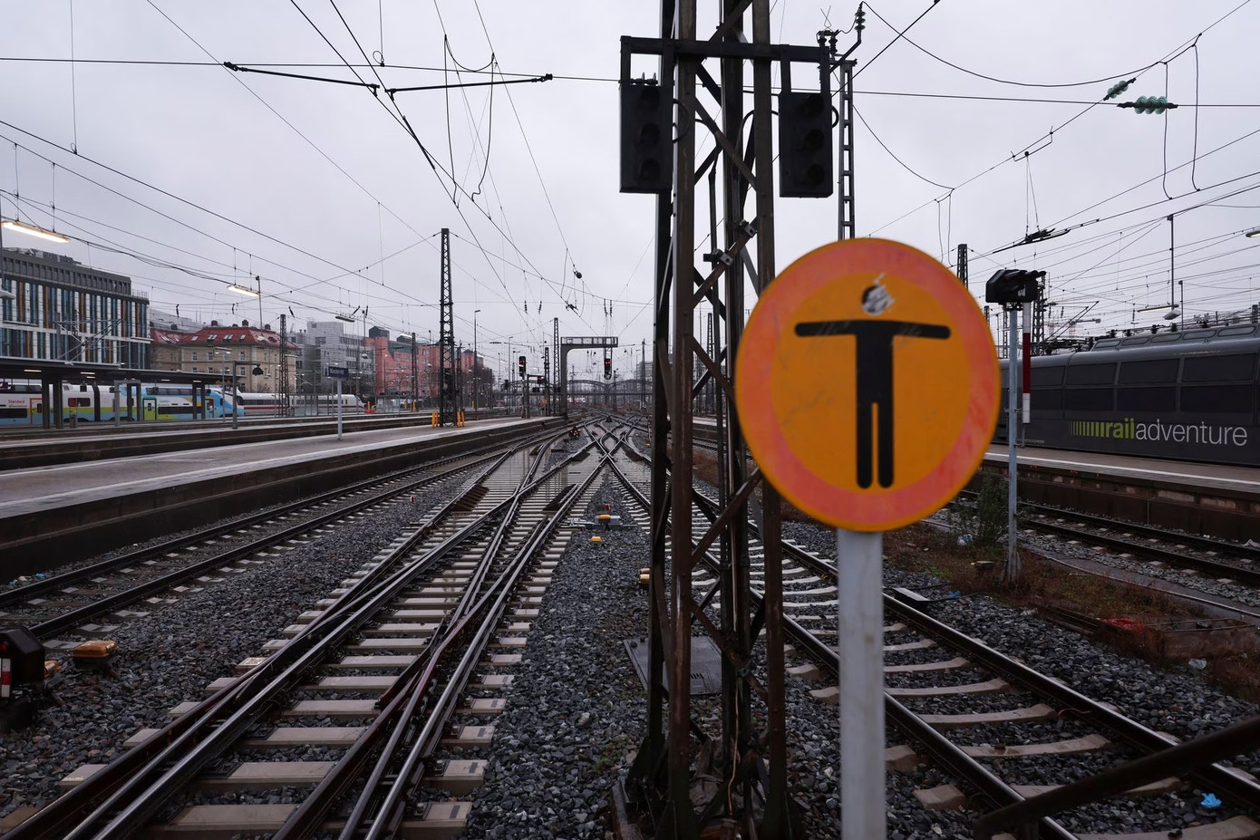 Nhà ga Munich đìu hiu vì đình công. Ảnh: Reuters