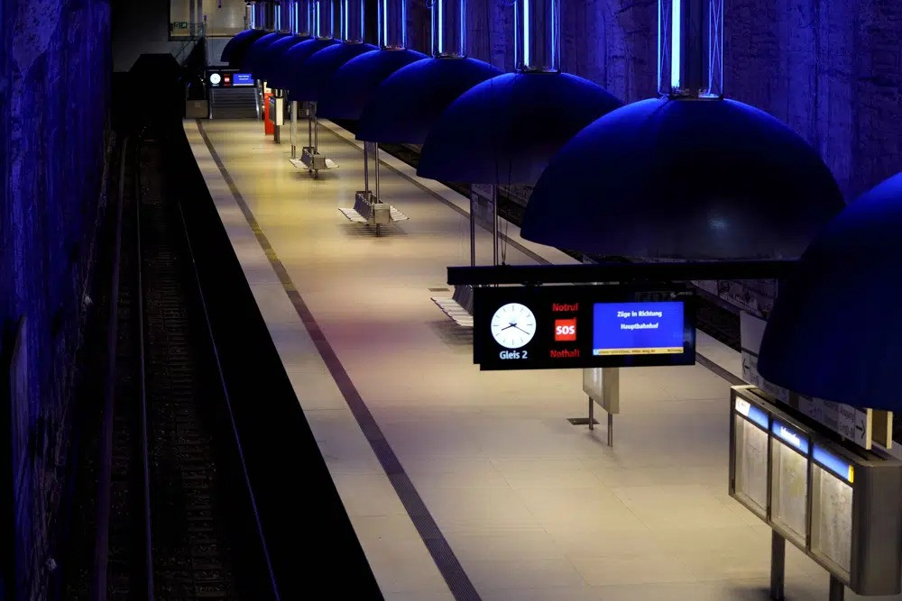 Một nhà ga ở Munich bị đóng cửa. Ảnh: Reuters
