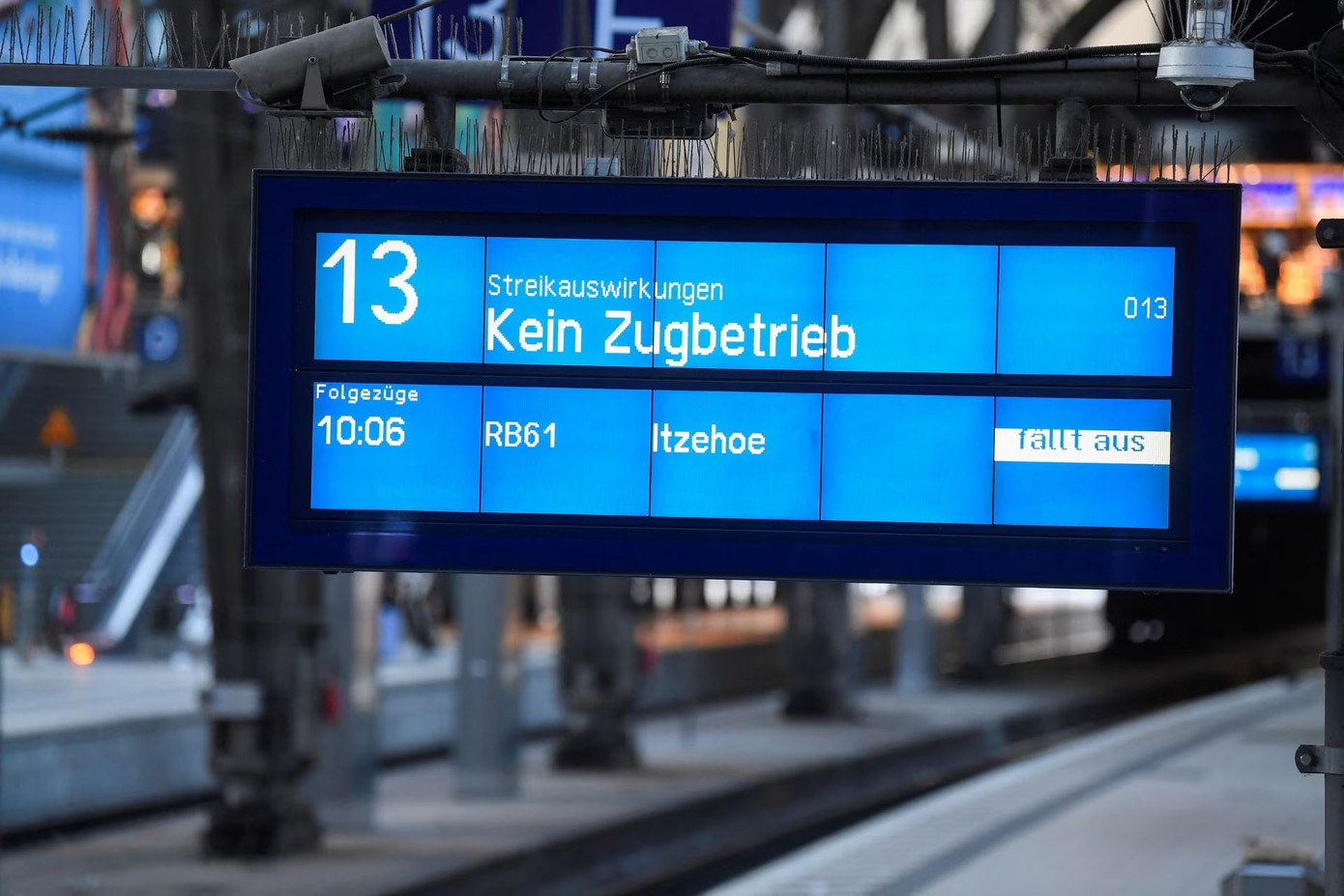Màn hình báo "không có tàu do đình công" tại một nhà ga ở Hamburg. Ảnh: Reuters
