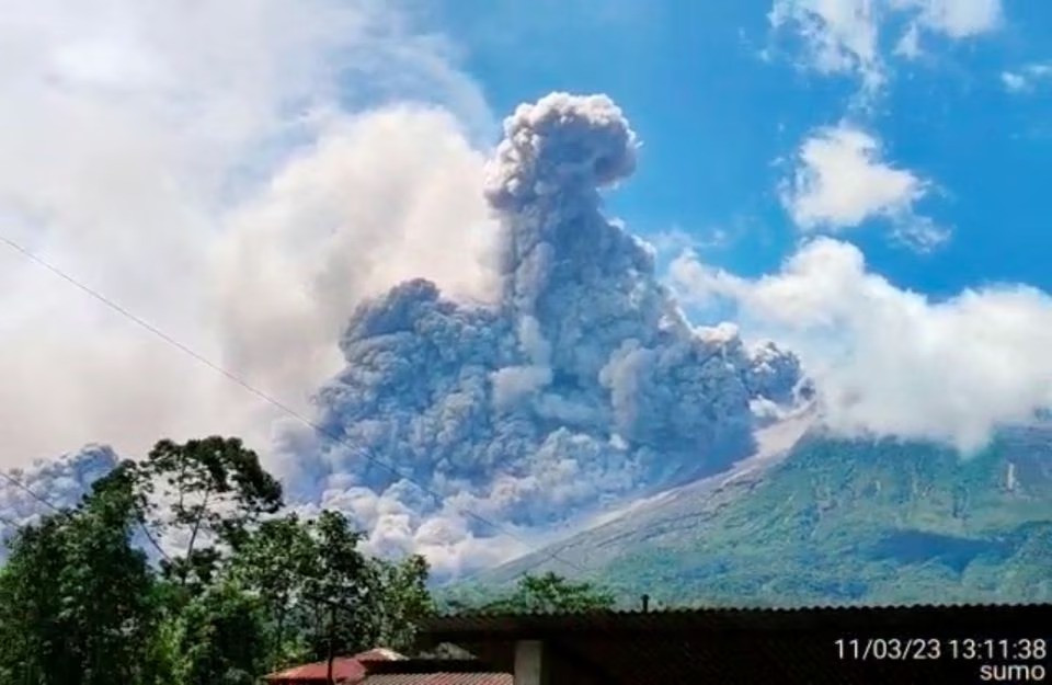 Hình ảnh núi lửa Merapi phun trào. Ảnh: Reuters Hình ảnh núi lửa Merapi phun trào. Ảnh: Reuters