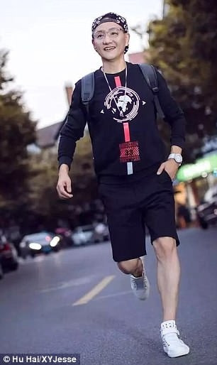 Cụ ông có gu ăn mặc trẻ trung. Ảnh: Daily Mail