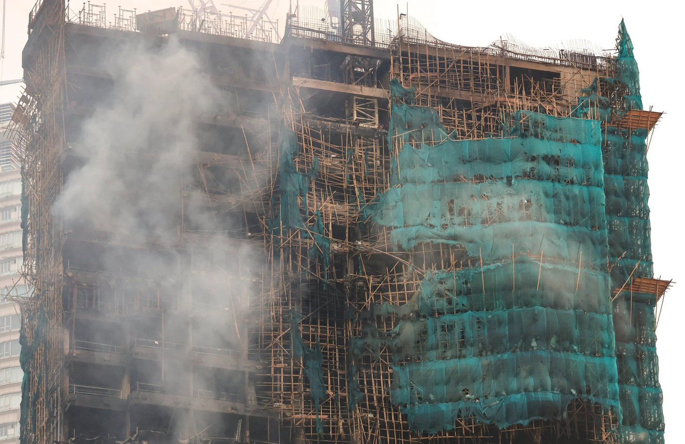 Đến sáng 3/3, đám cháy cơ bản được kiểm soát. Ảnh: SCMP