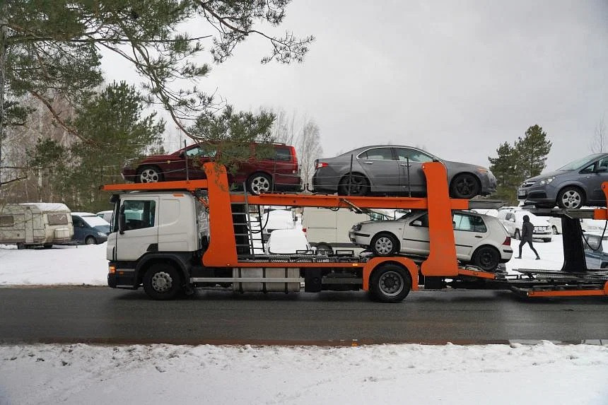 Những chiếc xe hơi chuẩn bị lên đường đến Ukraine. Ảnh: Reuters