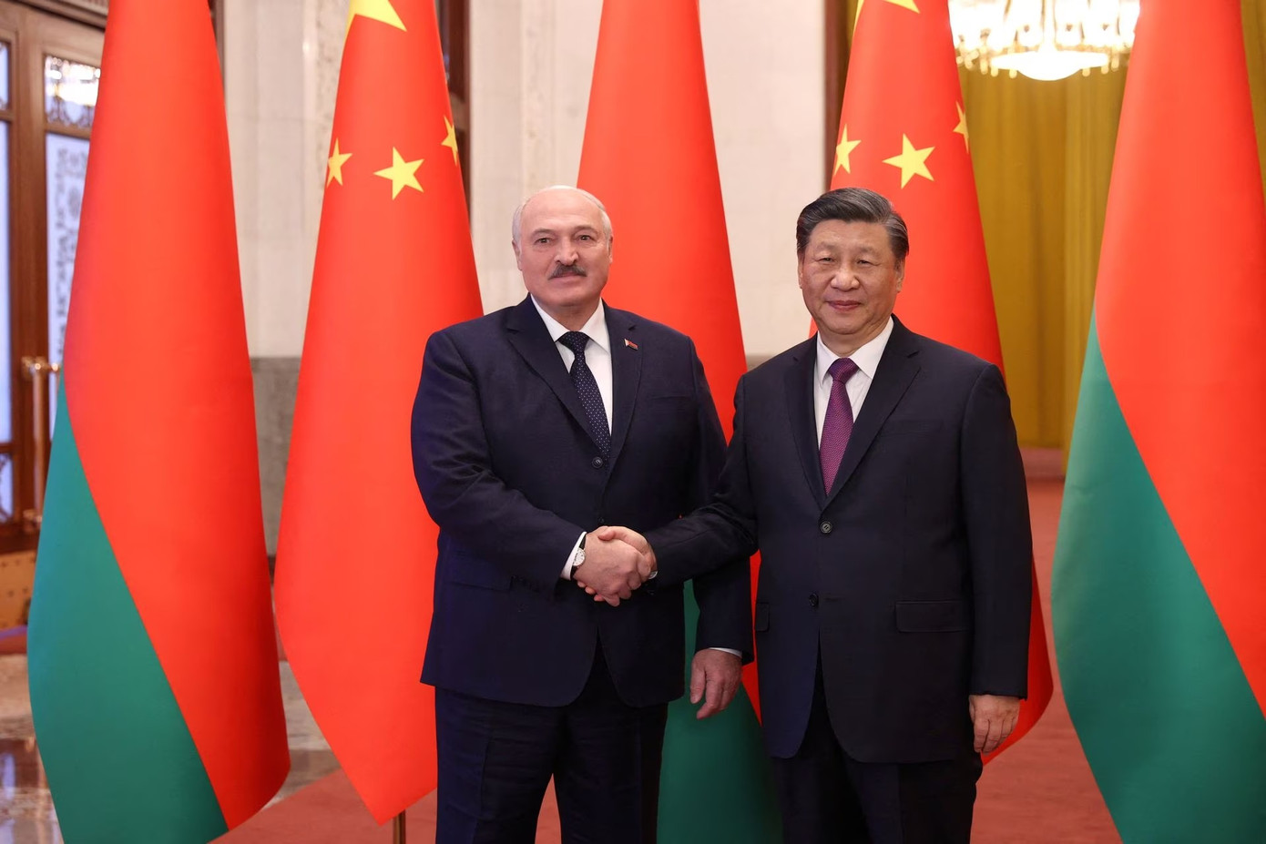 Tổng thống Belarus Alexander Lukashenko và Chủ tịch Trung Quốc Tập Cận Bình gặp nhau hôm 1/3 ở Bắc Kinh. Ảnh: Reuters