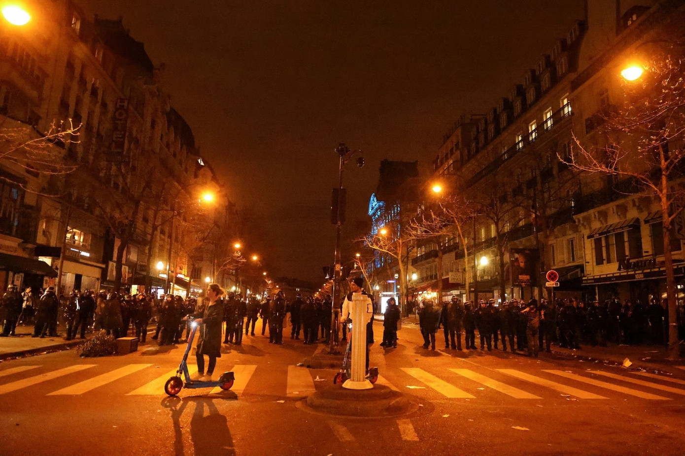 Người biểu tình ở Paris ngày 23/3. Ảnh: Reuters