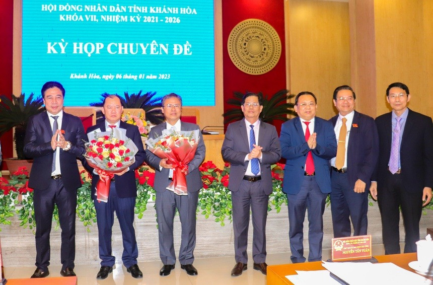 Lãnh đạo tỉnh Khánh Hòa chúc mừng ông Trần Hòa Nam và ông Nguyễn Anh Tuấn.