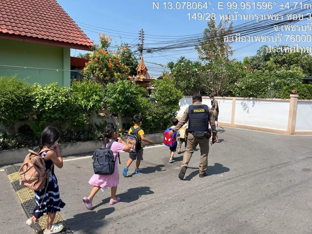 Các học sinh của một nhà trẻ gần đó được sơ tán. Ảnh: Twitter