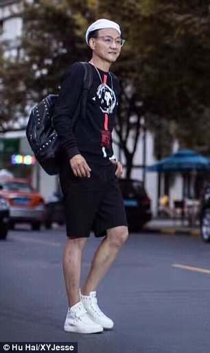 Cụ ông có gu ăn mặc trẻ trung. Ảnh: Daily Mail