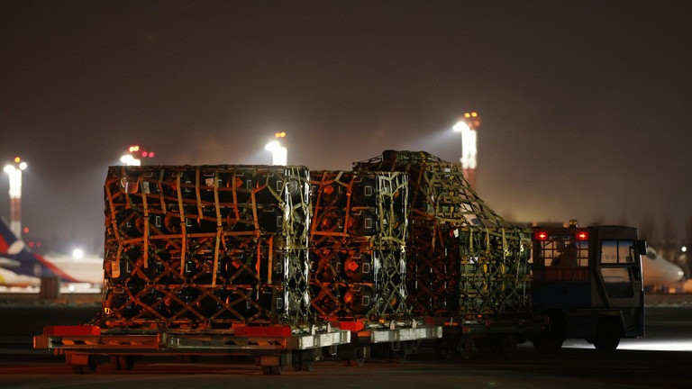 Một lô vũ khí được quân đội Mỹ chuyển đến sân bay Borispol của Kiev (Ukraine). Ảnh: Getty Một lô vũ khí được quân đội Mỹ chuyển đến sân bay Borispol của Kiev (Ukraine). Ảnh: Getty