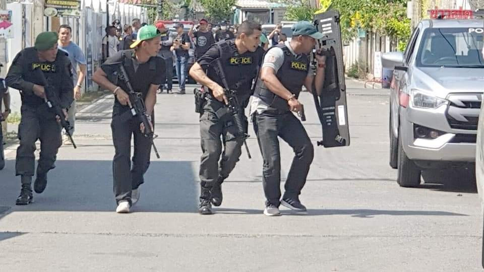 Cảnh sát tiếp cận nhà riêng của tay súng. Ảnh: Twitter